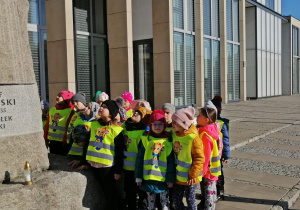 Dzieci zapoznają sie z miejscem usytułowania pomnika Józefa Piłsudskiego